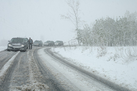 山路大雪堵车