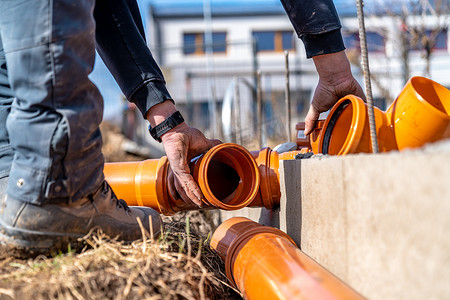 建造房屋期间安装污水塑料管