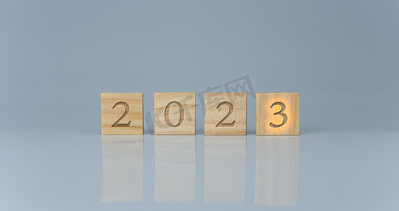 木块排列着字母 2023。代表 2023 年的目标设定，一个开始的概念。
