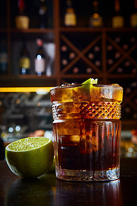 一杯带有朗姆酒、可乐、柠檬汁和冰块的古巴自由鸡尾酒的高角度视图