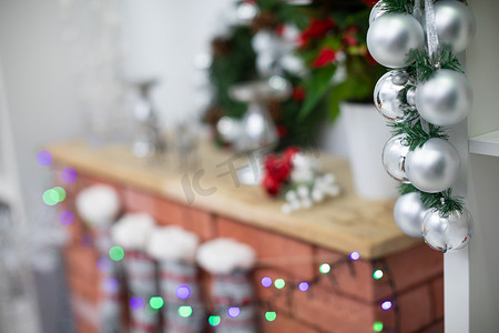 圣诞节期间装饰的云杉树枝上的银色小玩意。