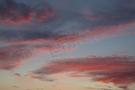 红色云摄影照片_蓝天上的红色蓬松夕阳云