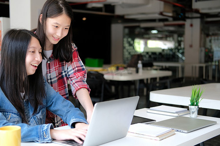 用电额度摄影照片_女孩青少年大学高中生用电脑学习