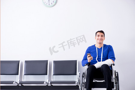 身无分文摄影照片_绝望的男人在医院等待他的预约，身无分文
