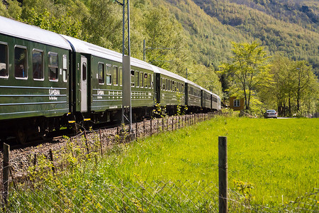 Flamsbana（弗洛姆线）的火车车厢穿过绿色的山谷。