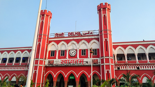 老德里火车站或德里枢纽站，德里市最古老的火车站，就班次而言，它是印度最繁忙的火车站之一。