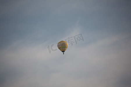 色彩缤纷夏日摄影照片_色彩缤纷的热气球盘旋在夏日蔚蓝的天空中