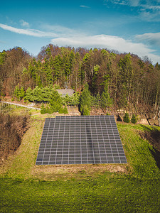乡村山坡阳光明媚一侧堆放的太阳能电池板的垂直视图