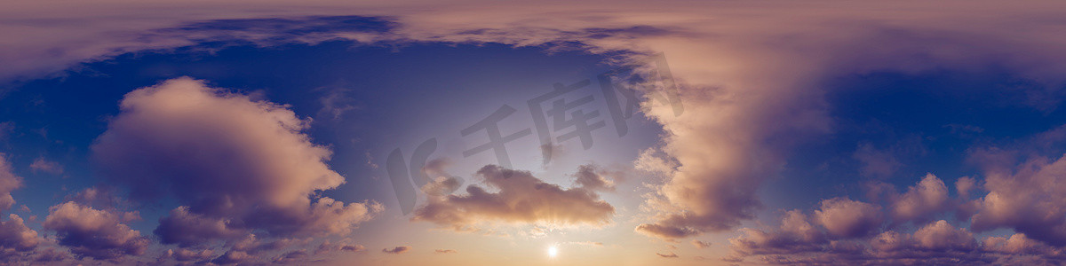 蓝色傍晚天空无缝全景球形等矩形 360 度视图与积云，夕阳。