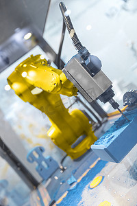 自动化的生产线摄影照片_在工业环境中工作的自动机械臂