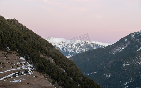 安道尔冬季比利牛斯山脉的乡村景观