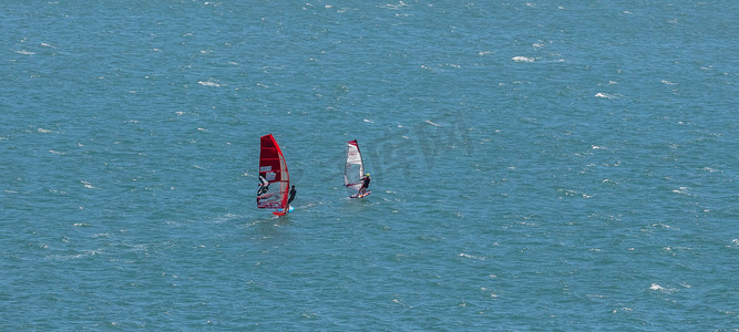 帆板摄影照片_专业冲浪者拍摄的两块帆板