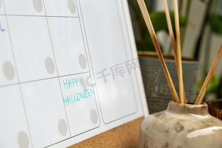 天猫七夕节主图摄影照片_日历上的万圣节快乐，提醒重要活动约会每月计划。