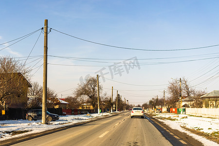 2021 年，冬季，在罗马尼亚布加勒斯特开车时，通过挡风玻璃可以看到汽车和雪街。