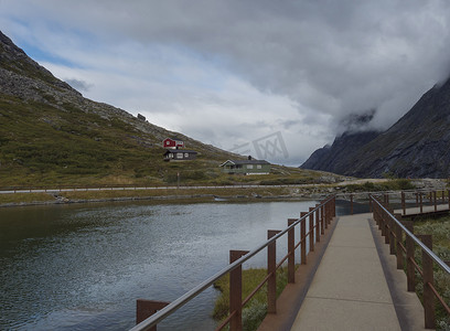 通往特罗斯蒂根 (Trollstigen) 或巨魔之路 (Trolls Path) 观景点平台的通道，位于挪威鲁姆斯达尔 (Romsdal) 山谷的特罗尔廷登 (Trolltindene) 地块，设有木制山间小屋。