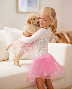 宠物和孩子摄影照片_金毛猎犬、拥抱和孩子一起快乐地爱、关心和发展。