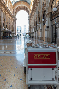 米兰市历史悠久的画廊中的冰淇淋车