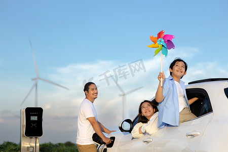 风电场电动汽车进步幸福家庭的概念。