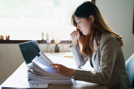 中小企业主、使用电脑和财务报表的人的肖像对扩大市场以提高投资业务能力的焦虑表达