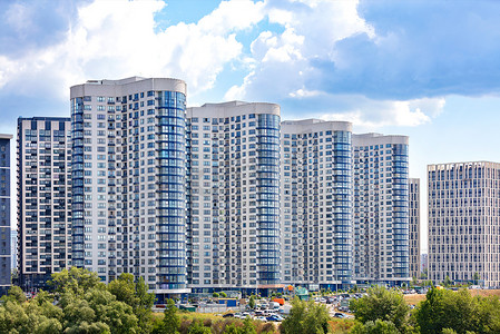 新住宅高层建筑的外墙映衬着蓝色多云的天空。