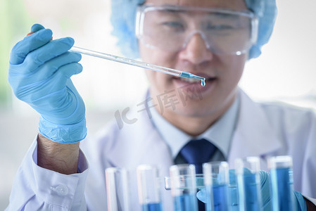 亚洲高级科学家男性在实验室研究和学习
