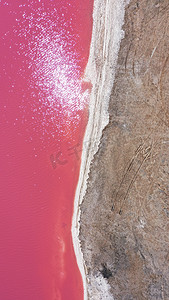 粉红湖摄影照片_空中无人机自上而下拍摄的乌克兰天然粉红湖和海岸吉尼切斯克的照片。