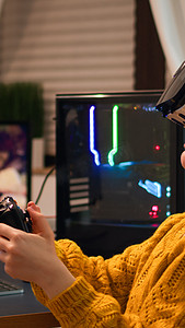 专业网络运动玩家使用 VR 耳机放松地玩视频游戏