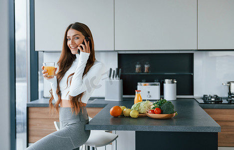 欧洲年轻女性在室内厨房里享用健康食品