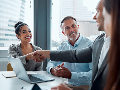 握手、商务会议和团队合作、B2B 对话或现代办公室的人力资源招聘。