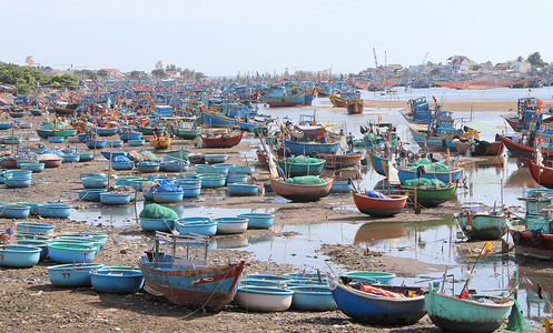 海滩上色彩缤纷的渔船
