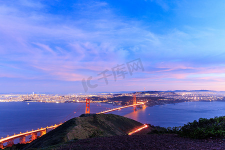 科技汽摄影照片_旧金山金门大桥上的汽车灯和蓝色时刻的粉红云彩