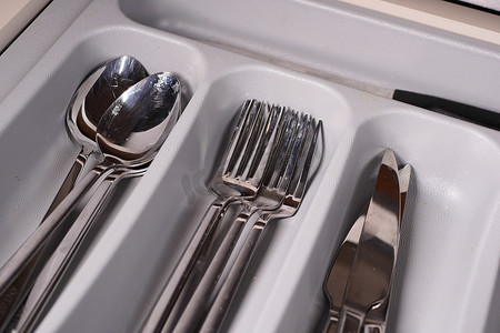 抽屉里有刀和勺子的餐具叉