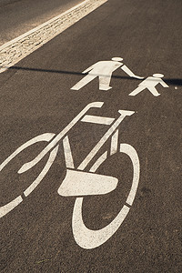 街道上的骑自行车者和行人路线区域共享标志。