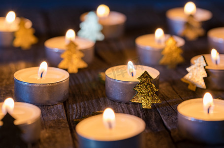 许多蜡烛的火焰在黑暗中发光，营造出节日的气氛