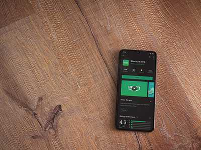 黑色手机显示屏上的银行折扣应用程序播放商店页面