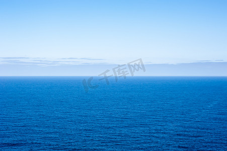 深蓝色空荡荡的海洋海景，地平线上有云