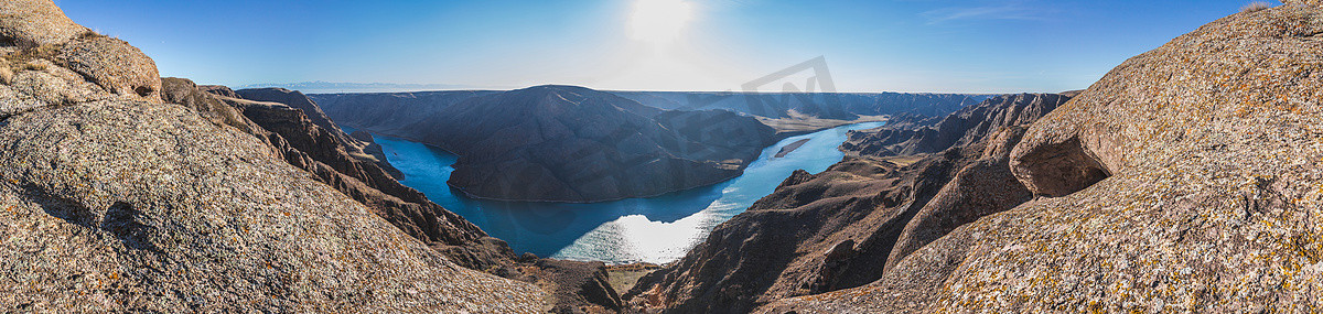 哈萨克斯坦阿拉木图地区岩石峡谷河景全景、中亚自然景观