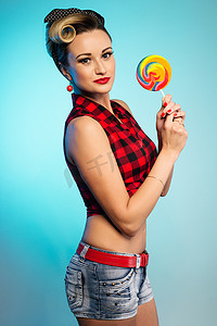 广告宣传海报摄影照片_美丽的女人的肖像与棒棒糖，穿着海报风格。