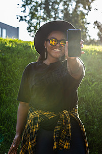 城市中快乐的非洲裔美国年轻女性浏览社交网络的特写肖像 — z 一代和城市概念