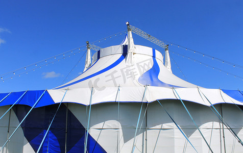 蓝白大顶帐篷