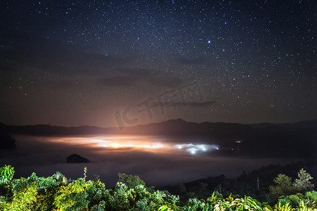 银河元素摄影照片_银河在山上的夜空和多云的雾