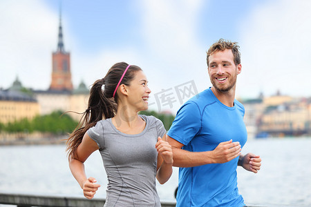 在瑞典斯德哥尔摩市跑步的情侣跑步者