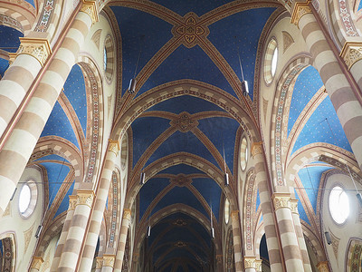年伦摄影照片_阿尔巴的圣洛伦索大教堂