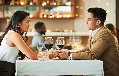 情侣牵着手，在餐厅约会，用爱、浪漫和美食庆祝情人节假期。