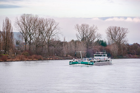 Binnenvaart，翻译莱茵河上的内陆运输 天然气油轮德国莱茵河石油和天然气运输。