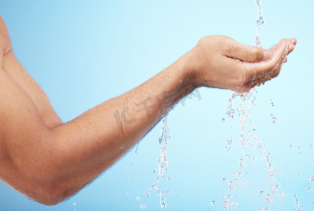 男士护肤摄影照片_蓝色背景下的男士、水或洗手，用于身体卫生维护、医疗保健或护肤美容常规。