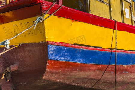 古船素材摄影照片_巴西巴伊亚塞古罗港港口，有色彩缤纷的渔民木船