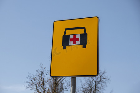 指示图标摄影照片_指示救护车道路的路标。