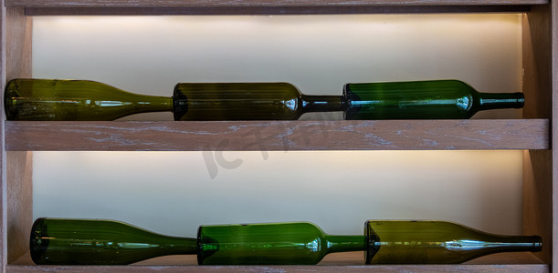 用于平面设计的绿色色调酒瓶背景