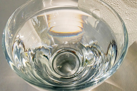 好喝的饮料摄影照片_准备好喝玻璃杯里的水